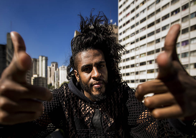 Rapper brasileiro Rico Dalasam tem usado a m�sica na luta por direitos LGBT