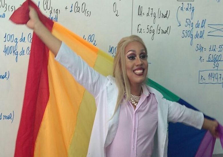 Professor valorizou a diversidade ao ir dar aula montado de drag queen.