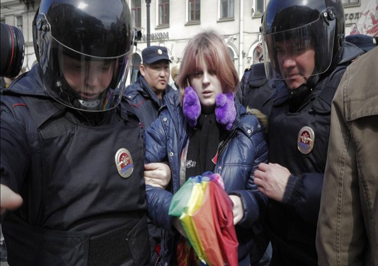 Ativista  presa durante protesto em defesa dos direitos LGBT em So Petersburgo, em maio deste ano