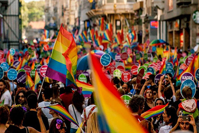 Em 2014, ltima vez que uma Parada LGBT ocorreu em Istambul, foram reunidas mais de 100 mil pessoas.