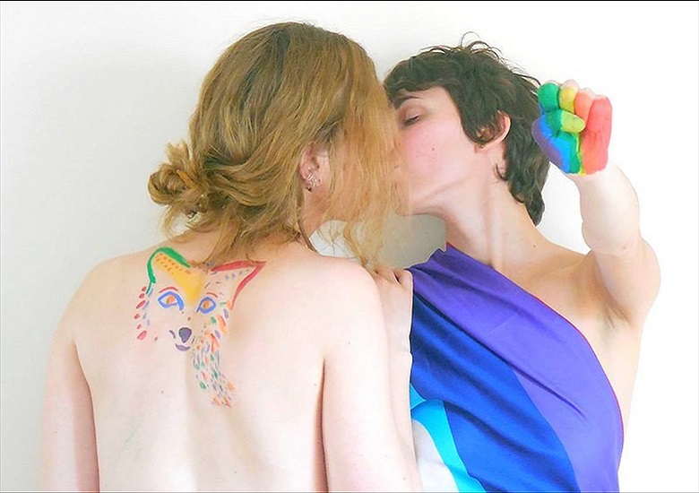 Foto da campanha #kiss4LGBTQrights divulgada no Twitter.