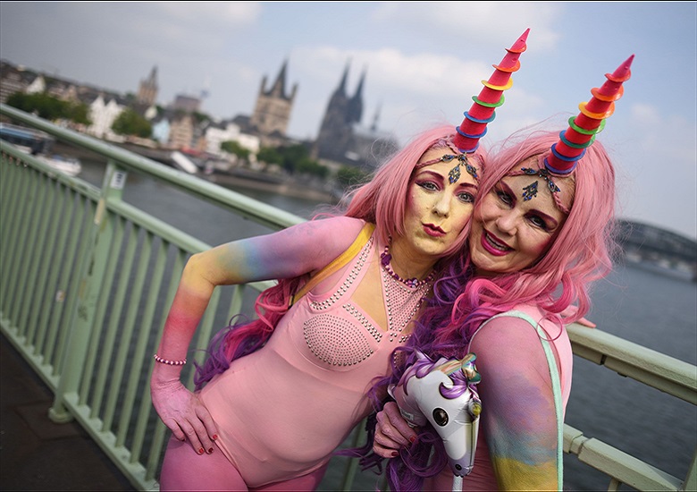 Participantes de Parada LGBT na Alemanha comemoram aprovao do casamento entre pessoas do mesmo sexo.