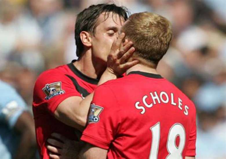Beijo entre Paul Scholes e Gary Neville durante comemorao de gol do Manchester United levantou discusso sobre homofobia