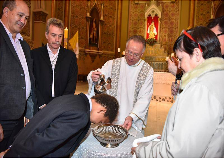 O batismo de filhos de casal em igreja de Curitiba.