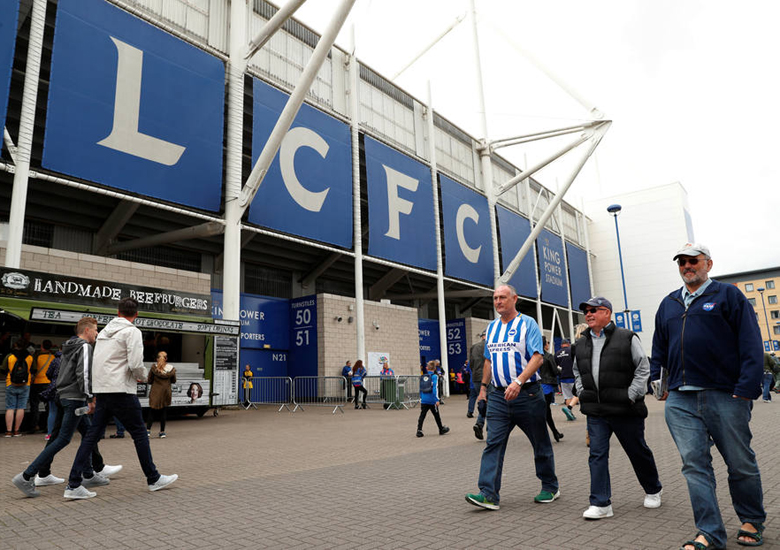 Dois torcedores foram presos e um grupo pequeno foi expulso do King Power Stadium por gritos homof�bicos contra o Brighton & Hove Albion.
