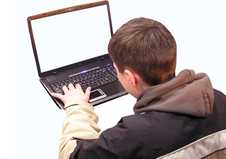 Empresa francesa causa pol�mica ao oferecer software de espionagem para 'descobrir se seu filho � gay'.