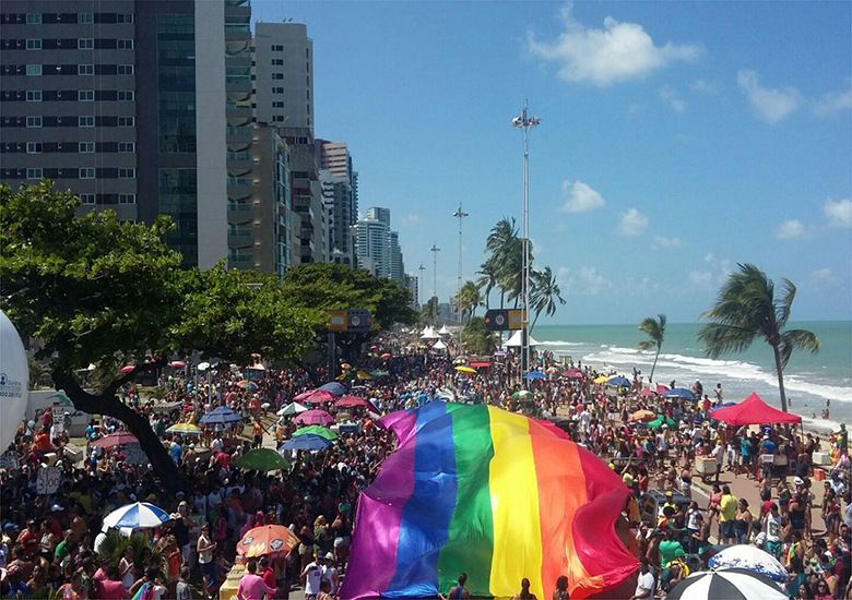 Parada da Diversidade ocupa a Avenida Boa Viagem.