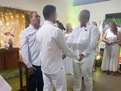 Padre é proibido de celebrar casamentos por 1 ano após abençoar casal gay