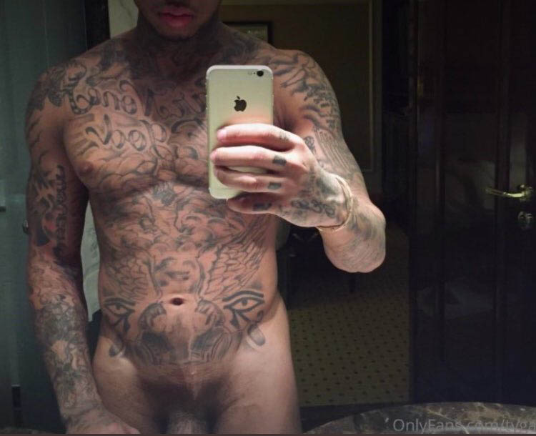 Fãs ficam chocados após Tyga divulgar nude em sua conta no OnlyFans.