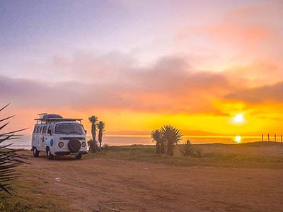 Casal gay leva vida nômade a bordo de uma kombi-casa em viagem pelo Brasil