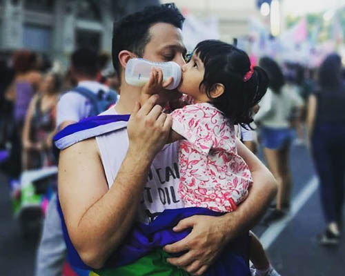 Homem adota crian&ccedil;a que morava em hospital: "Sou gay e solteiro"