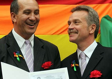 'Papa tem cora&ccedil;&atilde;o', diz gay brasileiro que batizou filhos