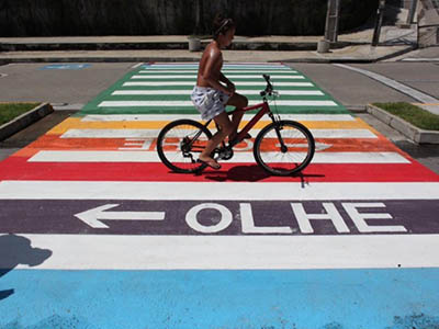 Fortaleza colore faixas de pedestres com cores da bandeira LGBTQI+