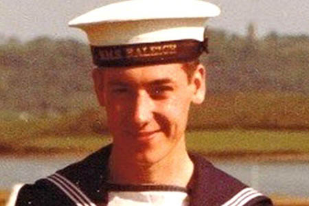 Ex-membro da marinha britânica conta como foi ser demitido por ser gay