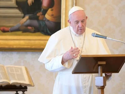 Papa Francisco se reúne com transexuais no Vaticano