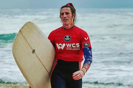 Surfista trans faz história ao ganhar torneio na Austrália